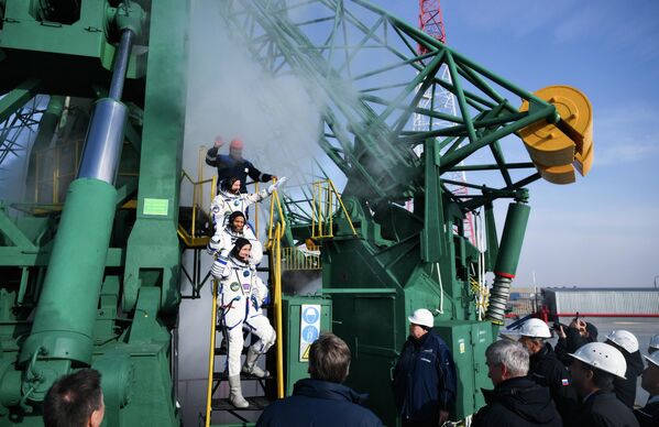 Роскосмосын сансрын нисгэгчид Сергей Микаев, Сергей Кудь-Свержков болон NASA-гийн астронавт Кристофер Уильямс нар Байконурын сансрын буудлаас хөөрөх "Союз-2.1а" зөөгч пуужин, "Союз МС-28" хөлгийн хөөргөлтийн өмнө. - Sputnik Монгол Улс