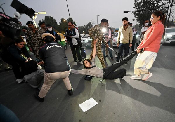 Энэтхэг, Шинэ Дели — 2025 оны 11-р сарын 23-ны Ням гарагт цагдаа нар агаарын чанар муудаж байгааг эсэргүүцсэн оюутнууд, идэвхтнүүд, сайн дурынхныг Энэтхэгийн Гейт орчимд саатуулжээ. Тэд засгийн газраас нийслэлийн бохирдлыг бууруулах хүчин чармайлтаа нэмэгдүүлэхийг шаардаж байсан юм. Энэхүү үйл явдал 11-р сарын 9-нд мөн газар дээр зохион байгуулсан эсэргүүцлийн дараа болж байна. Төв бохирдол хяналтын зөвлөлийн (CPCB) сүүлийн 24 цагийн дундаж үзүүлэлтээр Дели хотод агаарын чанарын индекс (AQI) 391 болж ‘маш муу’ ангилалд багтжээ. (Зураг: Ишант Чаухан/Hindustan Times via Getty Images) - Sputnik Монгол Улс