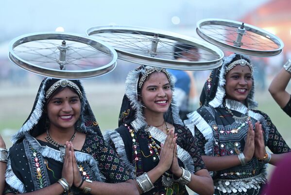 Энэтхэг, Лакнау — 2025 оны 11-р сарын 23-ны өдөр Энэтхэгийн муж бүрийн ‘Bharat Scouts and Guides’-ын оролцогчид Вриндаван 15-р сектор дахь Батлан хамгаалах үзэсгэлэнгийн талбайд 19 дэх Үндэсний Жэмбори бэлтгэл сургуулилтад оролцож байна. Лакнау 2025 оны 11-р сард “Viksit Yuva Viksit Bharat” сэдвийн дор 30,000 гаруй скаутыг нэгтгэн бүтээлч байдал, соёл, адал явдал, тогтвортой байдлын долоо хоногийн арга хэмжээг зохион байгуулсан юм. (Зураг: Дипак Гупта/Hindustan Times via Getty Images) - Sputnik Монгол Улс