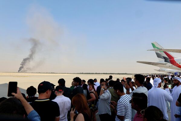 АНЭУ, Дубай — 11-р сарын 21: 2025 оны 11-р сарын 21-нд Арабын Нэгдсэн Эмират Улсын Дубай хотод болсон Дубайн агаарын шоуны үеэр Энэтхэгийн Тежас байлдааны онгоц үзэгчдийн өмнө осолджээ. Тежас байлдааны онгоц Дубайн агаарын шоуны үеэр осолдож, IAF-ийн нисгэгч, жигүүрийн командлагч Наманш Сял харамсалтайгаар амиа алджээ. (Зураг: VCG/VCG via Getty Images) - Sputnik Монгол Улс