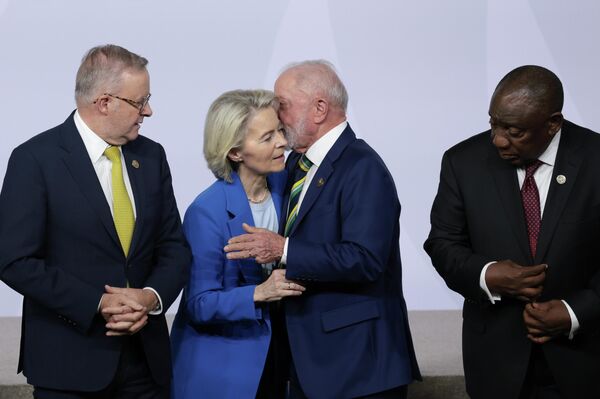 Бразилийн Ерөнхийлөгч Луис Инасио Лула да Силва (баруун төвд) Европын Комиссын Ерөнхийлөгч Урсула фон дер Ляйентэй ярилцаж байна. Түүний хажууд Австралийн Ерөнхий сайд Энтони Албанезе (зүүн талд) болон Өмнөд Африкийн Ерөнхийлөгч Сирил Рамафоса нар байрлажээ. 2025 оны 11-р сарын 22-ны Бямба гарагт Өмнөд Африкийн Йоханнесбург хотод болсон G20 удирдагчдын дээд хэмжээний уулзалтын нээлтийн өдөр удирдагчид хамтдаа зураг авхуулсан байна. (Зураг: Ив Херман/Pool, AP) - Sputnik Монгол Улс