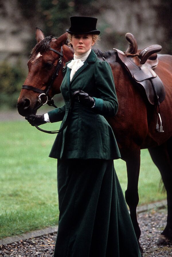 1992 онд ‘Far and Away’ киноны хэсэг, Николь Кидман морь хөтөлж байна. (Зураг: Universal/Getty Images) - Sputnik Монгол Улс