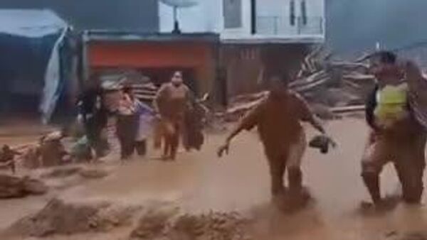 Суматра арал дээр үер, хөрсний гулгалтын улмаас дор хаяж 174 хүн амиа алдсан, олон арван хүн сураггүй алга болсон гэж Reuters мэдээлэв - Sputnik Монгол Улс