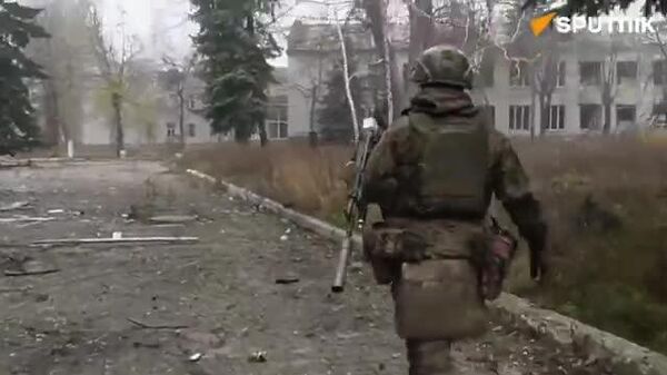 ОХУ-ын Батлан Хамгаалах яам Покровск хотыг чөлөөлсний дараа цэргийнхэн Оросын тугийг хэрхэн мандуулж буйг харуулжээ - Sputnik Монгол Улс