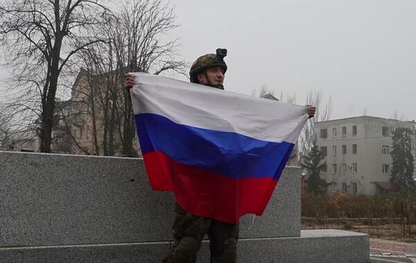 БНДАУ дахь чөлөөлсөн Красноармейск (Покровск) хотод нэг цэрэг Оросын тугийг мандуулж байна (Эх сурвалх: ОХУ-ын Батлан хамгаалах яамны видео). БНДАУ дахь чөлөөлсөн Красноармейск (Покровск) хотод нэг цэрэг Оросын тугийг мандуулж байна (Эх сурвалх: ОХУ-ын Батлан хамгаалах яамны видео). - Sputnik Монгол Улс