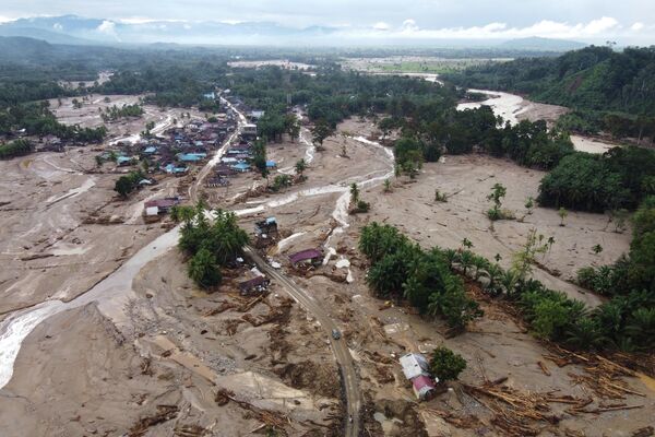 Энэ дроны зураг нь 2025 оны 12-р сарын 2-ны Мягмар гарагт Индонезийн Хойд Суматра мужийн Батанг Тору хотод болсон гэнэтийн үерийн улмаас хохирсон тосгоны сүйрлийг харуулж байна. (Зураг: AP Photo/Binsar Bakkara) Энэ дроны зураг нь 2025 оны 12-р сарын 2-ны Мягмар гарагт Индонезийн Хойд Суматра мужийн Батанг Тору хотод болсон гэнэтийн үерийн улмаас хохирсон тосгоны сүйрлийг харуулж байна. (Зураг: AP Photo/Binsar Bakkara) - Sputnik Монгол Улс
