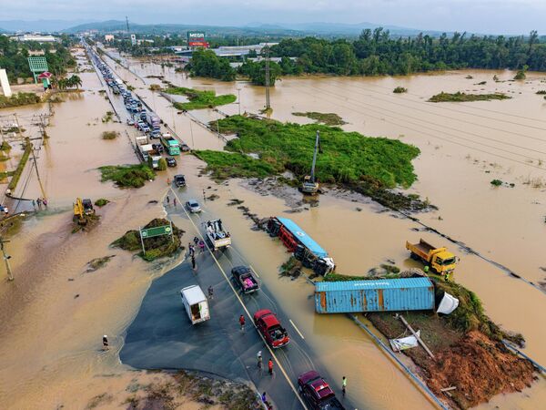 Тайланд, Сонгкла, Чангват Сонгкла, Чангват Сонгкла дахь Амфо Хат Яй - 2025/11/27: (Тайлбар: Дроноор авсан зураг.) Энэхүү агаарын зураг дээр албан тушаалтнууд Хат Яй-Паттани тойруу замаас шороо, хог хаягдлыг зайлуулахын тулд экскаватор ашиглаж байгааг харуулж байна. Тайландын өмнөд Сонгкла мужийн Хат Яй хотод замын хөдөлгөөнийг хэсэгчлэн сэргээх боломжтой болсон. Албаны хүмүүсийн мэдээлснээр, Нийгмийн эрүүл мэндийн яам саяхан болсон үерийн улмаас нийт 85 хүн нас барсныг баталгаажуулсан байна. (Зураг: Арнун Чонмахатракул/Thai News Pix/LightRocket via Getty Images) Тайланд, Сонгкла, Чангват Сонгкла, Чангват Сонгкла дахь Амфо Хат Яй - 2025/11/27: (Тайлбар: Дроноор авсан зураг.) Энэхүү агаарын зураг дээр албан тушаалтнууд Хат Яй-Паттани тойруу замаас шороо, хог хаягдлыг зайлуулахын тулд экскаватор ашиглаж байгааг харуулж байна. Тайландын өмнөд Сонгкла мужийн Хат Яй хотод замын хөдөлгөөнийг хэсэгчлэн сэргээх боломжтой болсон. Албаны хүмүүсийн мэдээлснээр, Нийгмийн эрүүл мэндийн яам саяхан болсон үерийн улмаас нийт 85 хүн нас барсныг баталгаажуулсан байна. (Зураг: Арнун Чонмахатракул/Thai News Pix/LightRocket via Getty Images) - Sputnik Монгол Улс