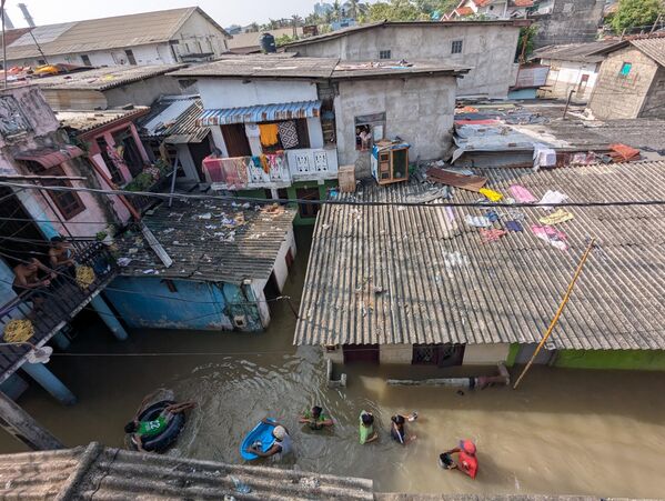 2025 оны 12-р сарын 1-нд Шри Ланкийн Коломбо хотод оршин суугчид үерийн усыг сэлж байхад зарим нь үерт автсан байшингийнхаа дээд давхарт хоргодож, дээвэр дээр нойтон хувцас, гудас, дэрээ хатааж байна. Гамшгийн удирдлагын төв Дитва хар салхины улмаас амиа алдсан хүний тоо 366 болж, дор хаяж 367 хүн сураггүй алга болж, улс даяар 1.1 сая гаруй хүн хохирсон болохыг баталж байна. (Зураг: Tharaka Basnayaka/NurPhoto via Getty Images) 2025 оны 12-р сарын 1-нд Шри Ланкийн Коломбо хотод оршин суугчид үерийн усыг сэлж байхад зарим нь үерт автсан байшингийнхаа дээд давхарт хоргодож, дээвэр дээр нойтон хувцас, гудас, дэрээ хатааж байна. Гамшгийн удирдлагын төв Дитва хар салхины улмаас амиа алдсан хүний тоо 366 болж, дор хаяж 367 хүн сураггүй алга болж, улс даяар 1.1 сая гаруй хүн хохирсон болохыг баталж байна. (Зураг: Tharaka Basnayaka/NurPhoto via Getty Images) - Sputnik Монгол Улс