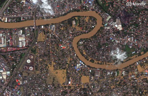 Шри Ланкийн баруун муж, Коломбо -- 2025 оны 11-р сарын 30: -- Ванторын хиймэл дагуулын зураг дээр хүчтэй борооны дараа Коломбо хотын голын дагуу үерт автсан орон сууц, үйлдвэрлэлийн бүсүүд харагдаж байна. (Зураг: Хиймэл дагуулын зураг (c) 2025 Vantor) Шри Ланкийн баруун муж, Коломбо -- 2025 оны 11-р сарын 30: -- Ванторын хиймэл дагуулын зураг дээр хүчтэй борооны дараа Коломбо хотын голын дагуу үерт автсан орон сууц, үйлдвэрлэлийн бүсүүд харагдаж байна. (Зураг: Хиймэл дагуулын зураг (c) 2025 Vantor) - Sputnik Монгол Улс