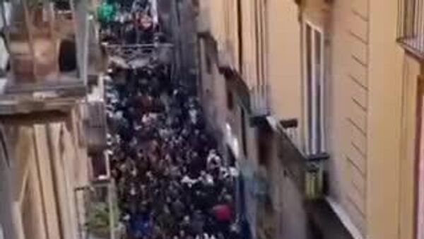 🇮🇹 Зул сарын баярын улирал эхэлснээр мянга мянган жуулчид Неаполийн түүхэн төвд цугларчээ - Sputnik Монгол Улс