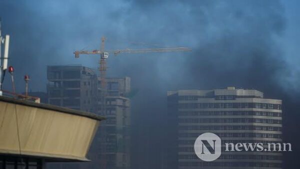 Нийслэлийн Баянзүрх дүүргийн 3-р хороонд өнөөдөр 14:38 цагт баригдаж буй барилгын 1–5 давхрын гадна фасад шатаж байна гэсэн мэдээлэл Онцгой байдлын газарт иржээ - Sputnik Монгол Улс