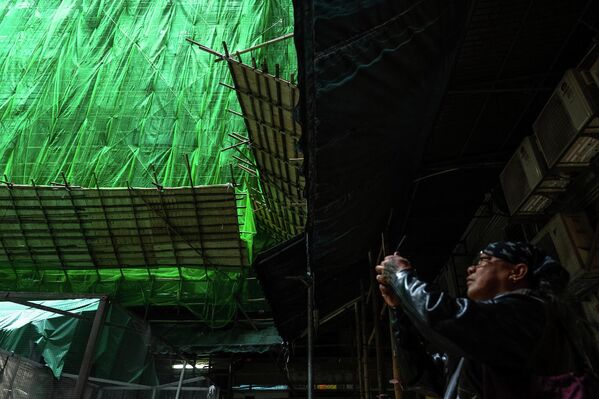 2025 оны 12-р сарын 4-ний Пүрэв гарагт Хонконгийн Шинэ нутаг дэвсгэрийн Тай По дүүрэгт байрлах Ван Фук Кортод гарсан аймшигт галын дараа Куарри Бэй дүүрэгт засвар хийж буй барилгын зургийг хүмүүс авч байна. (AP Photo/Chan Long Hei) 2025 оны 12-р сарын 4-ний Пүрэв гарагт Хонконгийн Шинэ нутаг дэвсгэрийн Тай По дүүрэгт байрлах Ван Фук Кортод гарсан аймшигт галын дараа Куарри Бэй дүүрэгт засвар хийж буй барилгын зургийг хүмүүс авч байна. (AP Photo/Chan Long Hei) - Sputnik Монгол Улс