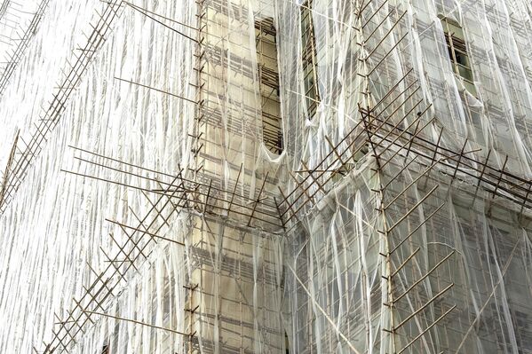 2025 оны 12-р сарын 4-ний Пүрэв гарагт Хонконгийн Шинэ нутаг дэвсгэрийн Тай По дүүргийн Ван Фук Кортод гарсан 11-р сарын 26-нд гарсан галын дараа Сай Ван Хо дүүрэгт засварын төслийн үеэр харагдсан хулсан шат. (AP Photo/Chan Long Hei) 2025 оны 12-р сарын 4-ний Пүрэв гарагт Хонконгийн Шинэ нутаг дэвсгэрийн Тай По дүүргийн Ван Фук Кортод гарсан 11-р сарын 26-нд гарсан галын дараа Сай Ван Хо дүүрэгт засварын төслийн үеэр харагдсан хулсан шат. (AP Photo/Chan Long Hei) - Sputnik Монгол Улс