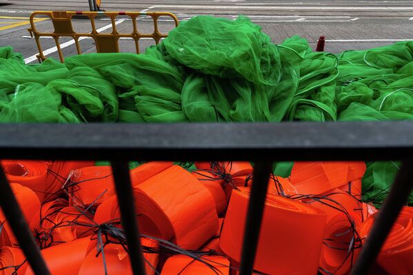 2025 оны 12-р сарын 4-ний Пүрэв гарагт Хонконгийн Шинэ нутаг дэвсгэрийн Тай По дүүрэгт байрлах Ван Фук Кортод гарсан аймшигт галын дараа Куарри Бэй дүүргийн зам дээр буулгасан шатны тор болон барилгын материалууд хэвтэж байна. (AP Photo/Chan Long Hei) 2025 оны 12-р сарын 4-ний Пүрэв гарагт Хонконгийн Шинэ нутаг дэвсгэрийн Тай По дүүрэгт байрлах Ван Фук Кортод гарсан аймшигт галын дараа Куарри Бэй дүүргийн зам дээр буулгасан шатны тор болон барилгын материалууд хэвтэж байна. (AP Photo/Chan Long Hei) - Sputnik Монгол Улс