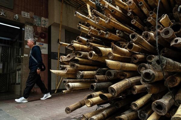 2025 оны 12-р сарын 4-ний Пүрэв гарагт Хонконгийн Шинэ нутаг дэвсгэрийн Тай По дүүргийн Ван Фук Кортод гарсан аймшигт галын дараа Монг Кок дүүрэгт шатны барилгын ажилд ашигласан хулсны хажуугаар явган зорчигч алхаж байна. (AP Photo/Chan Long Hei) 2025 оны 12-р сарын 4-ний Пүрэв гарагт Хонконгийн Шинэ нутаг дэвсгэрийн Тай По дүүргийн Ван Фук Кортод гарсан аймшигт галын дараа Монг Кок дүүрэгт шатны барилгын ажилд ашигласан хулсны хажуугаар явган зорчигч алхаж байна. (AP Photo/Chan Long Hei) - Sputnik Монгол Улс