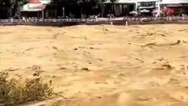 🇻🇳 Вьетнамын өмнөд хэсэгт хүчтэй аадар бороо үргэлжилсээр үерийн аюултай хэвээр байна - Sputnik Монгол Улс