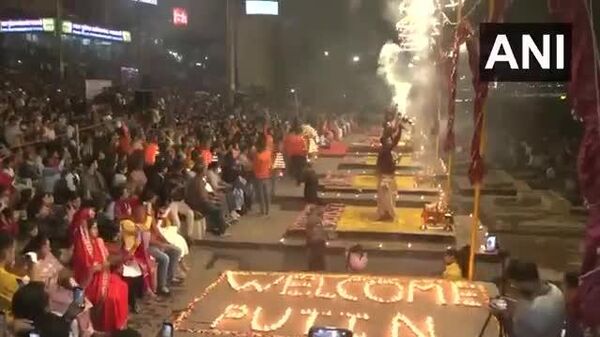 ОХУ-ын Ерөнхийлөгч Владимир Путин Шинэ Дели хотод хоёр өдрийн төрийн айлчлалаар ирэхтэй зэрэгцэн Варанаси хотод Путинд тавтай морил хэмээн асаасан лаагаар тойруулж бичжээ - Sputnik Монгол Улс