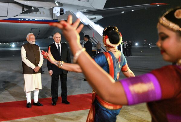 2025 оны 12-р сарын 4. Оросын Ерөнхийлөгч Владимир Путин Палам дахь Энэтхэгийн Агаарын цэргийн баазад ирлээ. Зүүн талд: Энэтхэгийн Ерөнхий сайд Нарендра Моди. 2025 оны 12-р сарын 4. Оросын Ерөнхийлөгч Владимир Путин Палам дахь Энэтхэгийн Агаарын цэргийн баазад ирлээ. Зүүн талд: Энэтхэгийн Ерөнхий сайд Нарендра Моди. - Sputnik Монгол Улс