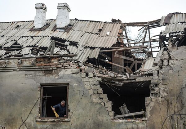 Донецкийн Кировский дүүрэгт байрлах орон сууцны барилгыг буудсаны дараах байдал. Донецкийн Кировский дүүрэгт байрлах орон сууцны барилгыг буудсаны дараах байдал. - Sputnik Монгол Улс