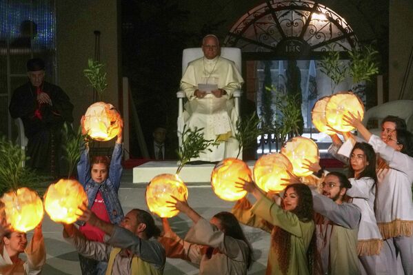 2025 оны 12-р сарын 1-ний Даваа гарагт Ливаны Бкерки хотын Антиохийн Маронит Патриархатын өмнөх талбайд Ромын Пап Лео XIV залуучуудтай уулзахаар ирлээ. (AP Photo/Domenico Stinellis) 2025 оны 12-р сарын 1-ний Даваа гарагт Ливаны Бкерки хотын Антиохийн Маронит Патриархатын өмнөх талбайд Ромын Пап Лео XIV залуучуудтай уулзахаар ирлээ. (AP Photo/Domenico Stinellis) - Sputnik Монгол Улс