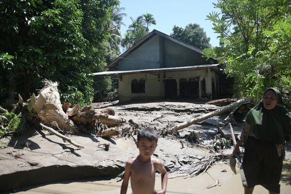 2025 оны 11-р сарын 29-ний Бямба гарагт Индонезийн Ачех мужийн Пидие Жая хотод үерт автсан байшингийн гадаа хүмүүс зогсож байна. (AP Photo/Реза Сайфулла) 2025 оны 11-р сарын 29-ний Бямба гарагт Индонезийн Ачех мужийн Пидие Жая хотод үерт автсан байшингийн гадаа хүмүүс зогсож байна. (AP Photo/Реза Сайфулла) - Sputnik Монгол Улс