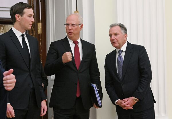 2025 оны 12-р сарын 2. АНУ-ын Ерөнхийлөгчийн хүргэн Жаред Кушнер, Оросын Шууд Хөрөнгө Оруулалтын Сангийн (RDIF) гүйцэтгэх захирал, Ерөнхийлөгчийн Гадаад орнуудтай Хөрөнгө Оруулалт, Эдийн Засгийн Хамтын Ажиллагааны асуудал эрхэлсэн тусгай төлөөлөгч Кирилл Дмитриев, Ерөнхийлөгчийн тусгай элч Стивен Виткофф (зүүнээс баруун тийш) нар Оросын Ерөнхийлөгч Владимир Путинтай уулзахаасаа өмнө. 2025 оны 12-р сарын 2. АНУ-ын Ерөнхийлөгчийн хүргэн Жаред Кушнер, Оросын Шууд Хөрөнгө Оруулалтын Сангийн (RDIF) гүйцэтгэх захирал, Ерөнхийлөгчийн Гадаад орнуудтай Хөрөнгө Оруулалт, Эдийн Засгийн Хамтын Ажиллагааны асуудал эрхэлсэн тусгай төлөөлөгч Кирилл Дмитриев, Ерөнхийлөгчийн тусгай элч Стивен Виткофф (зүүнээс баруун тийш) нар Оросын Ерөнхийлөгч Владимир Путинтай уулзахаасаа өмнө. - Sputnik Монгол Улс