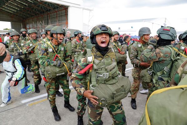 2025 оны 11-р сарын 29-ний Бямба гарагт Венесуэлийн Маракай хотын Либертадор агаарын баазад болсон Аж үйлдвэрийн нисэхийн үзэсгэлэн дээр шүхрээр үсрэгчид үзүүлбэр үзүүлж байна. (AP Photo/Кристиан Эрнандес) 2025 оны 11-р сарын 29-ний Бямба гарагт Венесуэлийн Маракай хотын Либертадор агаарын баазад болсон Аж үйлдвэрийн нисэхийн үзэсгэлэн дээр шүхрээр үсрэгчид үзүүлбэр үзүүлж байна. (AP Photo/Кристиан Эрнандес) - Sputnik Монгол Улс