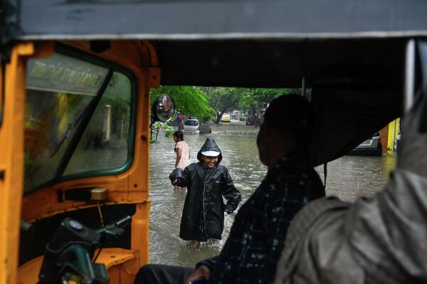 2025 оны 12-р сарын 3-нд Энэтхэгийн Ченнай хотод Дитва циклоны улмаас хүчтэй аадар бороо орсны дараа усанд автсан гудамжинд тоглож буй хүүхэд. (Зураг: Рия Мариам Р/Нур Фото via Getty Images) 2025 оны 12-р сарын 3-нд Энэтхэгийн Ченнай хотод Дитва циклоны улмаас хүчтэй аадар бороо орсны дараа усанд автсан гудамжинд тоглож буй хүүхэд. (Зураг: Рия Мариам Р/Нур Фото via Getty Images) - Sputnik Монгол Улс