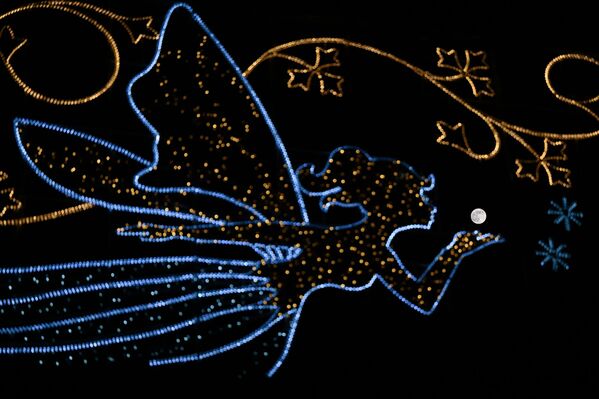 ЛОНДОН, ИХ БРИТАНИ - 12-Р САРЫН 4: 2025 оны 12-р сарын 4-нд Их Британийн Лондон хотод тэнгэрт сар руу үлээж буй дагина хэлбэртэй хотын гэрлийн ард бүтэн сар гарч ирэв. (Зургийг Расид Некати Аслим/Anadolu via Getty Images) ЛОНДОН, ИХ БРИТАНИ - 12-Р САРЫН 4: 2025 оны 12-р сарын 4-нд Их Британийн Лондон хотод тэнгэрт сар руу үлээж буй дагина хэлбэртэй хотын гэрлийн ард бүтэн сар гарч ирэв. (Зургийг Расид Некати Аслим/Anadolu via Getty Images) - Sputnik Монгол Улс