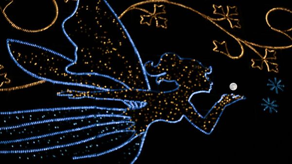 Их Британийн Лондон хотын тэнгэрт сар руу нисэж буй фей хэлбэртэй хотын дэнлүүний ард тэргэл сар харагдаж байна. - Sputnik Монгол Улс