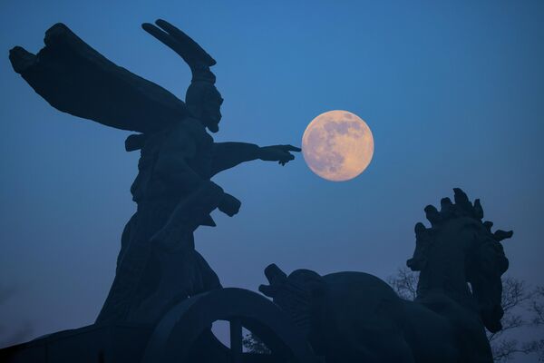 ХЯТАД, ХУАЙБЭЙ - 12-р сарын 4: 2025 оны 12-р сарын 4-нд Хятадын Аньхуй мужийн Хуайбэй хотод бүтэн сар шөнийн тэнгэрийг гэрэлтүүлэв. Энэ жилийн хоёр дахь том бүтэн сар 12-р сарын 5-ны өглөө харагдах боловч хамгийн тохиромжтой харах цаг нь 12-р сарын 4-ний орой байна. (Getty Images-ээр дамжуулан VCG/VCG-ийн авсан зураг) ХЯТАД, ХУАЙБЭЙ - 12-р сарын 4: 2025 оны 12-р сарын 4-нд Хятадын Аньхуй мужийн Хуайбэй хотод бүтэн сар шөнийн тэнгэрийг гэрэлтүүлэв. Энэ жилийн хоёр дахь том бүтэн сар 12-р сарын 5-ны өглөө харагдах боловч хамгийн тохиромжтой харах цаг нь 12-р сарын 4-ний орой байна. (Getty Images-ээр дамжуулан VCG/VCG-ийн авсан зураг) - Sputnik Монгол Улс