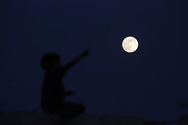 АЛЬ-МУГРАКА, ГАЗА - 12-р сарын 4: 2025 оны 12-р сарын 4-нд Израилийн дайралтын улмаас ихээхэн хохирол амссан Газын төв хэсэгт орших Аль-Муграка дээр хүйтэн супер сар харагдаж байна. (Зургийг Хассан Жеди/Анадолу Getty Images-ээр дамжуулан авсан) АЛЬ-МУГРАКА, ГАЗА - 12-р сарын 4: 2025 оны 12-р сарын 4-нд Израилийн дайралтын улмаас ихээхэн хохирол амссан Газын төв хэсэгт орших Аль-Муграка дээр хүйтэн супер сар харагдаж байна. (Зургийг Хассан Жеди/Анадолу Getty Images-ээр дамжуулан авсан) - Sputnik Монгол Улс