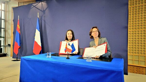 🇲🇳🇫🇷Монгол Улсаас хууль бусаар худалдаж, Францын нутагт хүрсэн динозаврын хосгүй үнэт олдворыг Монгол Улсад хүлээлгэн өгөх ёслол болов - Sputnik Монгол Улс