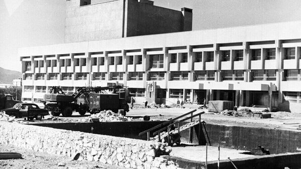 Эрдэнэт хотын Үйлдвэрчний эвлэлийн ордны барилгын ажил Эрдэнэт хотын Үйлдвэрчний эвлэлийн ордны барилгын ажил - Sputnik Монгол Улс