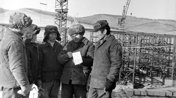 Эрдэнэт хотод байшин барих ажил Эрдэнэт хотод орон сууцны барилгын талбай дээр ЗХУ болон Монголын барилгын ажилчид Эрдэнэт хотод байшин барих ажил Эрдэнэт хотод орон сууцны барилгын талбай дээр ЗХУ болон Монголын барилгын ажилчид - Sputnik Монгол Улс