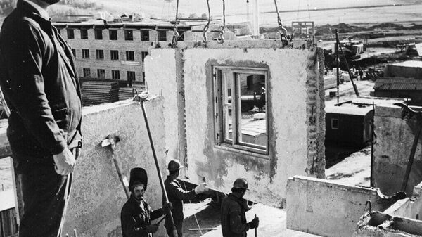 Зөвлөлтийн мэргэжилтнүүд Эрдэнэт хотод шинэ хавтангаар байшин угсарч байна Зөвлөлтийн мэргэжилтнүүд Эрдэнэт хотод шинэ хавтангаар байшин угсарч байна - Sputnik Монгол Улс