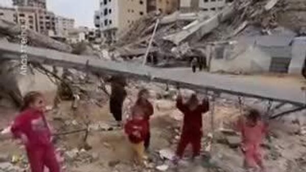 Газа дахь хүүхдүүд сүйрлийг баяр баясгалан болгон хувиргаж байна - Sputnik Монгол Улс