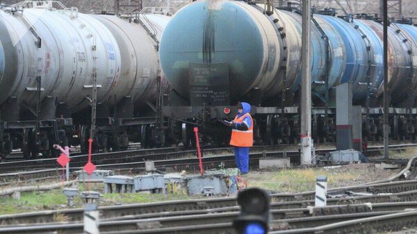 ⛽ АҮЭБЯ-ны мэдээлснээр, хойд хөрш ОХУ-аас 12 дугаар сард 219400 тонн шатахуун худалдан авах захиалгыг баталгаажуулжээ - Sputnik Монгол Улс