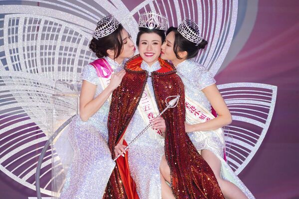 Хятад, Хонконг - 8-р сарын 31: (Зүүнээс баруун тийш) 2025 оны Хонконгийн мисс тэмцээний тэргүүн дэд байрын шагналт Анжела Стэнтон, 2025 оны Хонконгийн мисс Стэйси Чан, хоёрдугаар байрын шагналт Жейн Юань нар 2025 оны 8-р сарын 31-нд Хятадын Хонконг хотод болсон 2025 оны Хонконгийн мисс тэмцээний үеэр зургаа авахуулж байна. (Зургийг VCG/VCG via Getty Images) Хятад, Хонконг - 8-р сарын 31: (Зүүнээс баруун тийш) 2025 оны Хонконгийн мисс тэмцээний тэргүүн дэд байрын шагналт Анжела Стэнтон, 2025 оны Хонконгийн мисс Стэйси Чан, хоёрдугаар байрын шагналт Жейн Юань нар 2025 оны 8-р сарын 31-нд Хятадын Хонконг хотод болсон 2025 оны Хонконгийн мисс тэмцээний үеэр зургаа авахуулж байна. (Зургийг VCG/VCG via Getty Images) - Sputnik Монгол Улс