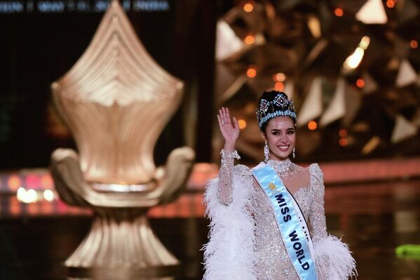 2025 оны 5-р сарын 31-ний Бямба гарагт Энэтхэгийн Хайдарабад хотод болсон 72 дахь удаагийн Дэлхийн мисс тэмцээнд түрүүлснийхээ дараа Тайландын Опал Сучата Чуангсри баярлаж байна. (AP Photo/Махеш Кумар А.) 2025 оны 5-р сарын 31-ний Бямба гарагт Энэтхэгийн Хайдарабад хотод болсон 72 дахь удаагийн Дэлхийн мисс тэмцээнд түрүүлснийхээ дараа Тайландын Опал Сучата Чуангсри баярлаж байна. (AP Photo/Махеш Кумар А.) - Sputnik Монгол Улс