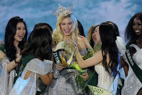 2025 оны 11-р сарын 5-ны Лхагва гарагт Филиппиний Манила хотод болсон "Дэлхийн мисс 2025" гоо сайхны тэмцээний үеэр Чехийн төвийн гоо бүсгүй Натали Пускиноваг бусад оролцогчид угтан авч байна. (AP Photo/Aaron Favila) 2025 оны 11-р сарын 5-ны Лхагва гарагт Филиппиний Манила хотод болсон "Дэлхийн мисс 2025" гоо сайхны тэмцээний үеэр Чехийн төвийн гоо бүсгүй Натали Пускиноваг бусад оролцогчид угтан авч байна. (AP Photo/Aaron Favila) - Sputnik Монгол Улс