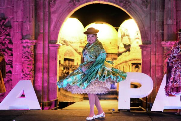 Тереза Марисол Майта 2025 оны 6-р сарын 27-ны Баасан гарагт Боливийн Ла Паз хотод Аймара уугуул эмэгтэйчүүдийн загвар, гоо үзэсгэлэн, мөн уугуул иргэдийн амьдралын хэв маяг, хэлийг эзэмшсэн байдлыг нь таниулах зорилготой жил бүр зохион байгуулагддаг "Miss Cholita Pacena" гоо сайхны тэмцээнд оролцож байна. (AP Photo/Juan Karita) Тереза Марисол Майта 2025 оны 6-р сарын 27-ны Баасан гарагт Боливийн Ла Паз хотод Аймара уугуул эмэгтэйчүүдийн загвар, гоо үзэсгэлэн, мөн уугуул иргэдийн амьдралын хэв маяг, хэлийг эзэмшсэн байдлыг нь таниулах зорилготой жил бүр зохион байгуулагддаг "Miss Cholita Pacena" гоо сайхны тэмцээнд оролцож байна. (AP Photo/Juan Karita) - Sputnik Монгол Улс