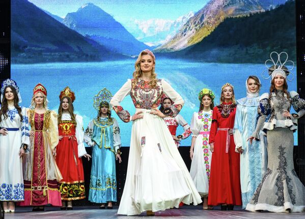 Донецкийн Славян соёлын төвд болсон "Донбассын гоо үзэсгэлэн 2025" бүс нутгийн гоо сайхны тэмцээний финалд оролцогч София Яицкова үндэсний хувцастай жагсаал хийж байна. Тэмцээнд Донецкийн Ард Улсын Бүгд Найрамдах Улс (БНАСАУ) болон Луганскийн Ард Улсын (ЛНА) эмэгтэйчүүд, мөн Запорожье, Херсон мужуудын эмэгтэйчүүд оролцдог. Энэхүү тэмцээн нь Оросын Ерөнхийлөгч Владимир Путины санаачилсан "Залуучуудын бүс нутаг" хөтөлбөрийн нэг хэсэг юм. Донецкийн Славян соёлын төвд болсон "Донбассын гоо үзэсгэлэн 2025" бүс нутгийн гоо сайхны тэмцээний финалд оролцогч София Яицкова үндэсний хувцастай жагсаал хийж байна. Тэмцээнд Донецкийн Ард Улсын Бүгд Найрамдах Улс (БНАСАУ) болон Луганскийн Ард Улсын (ЛНА) эмэгтэйчүүд, мөн Запорожье, Херсон мужуудын эмэгтэйчүүд оролцдог. Энэхүү тэмцээн нь Оросын Ерөнхийлөгч Владимир Путины санаачилсан "Залуучуудын бүс нутаг" хөтөлбөрийн нэг хэсэг юм. - Sputnik Монгол Улс