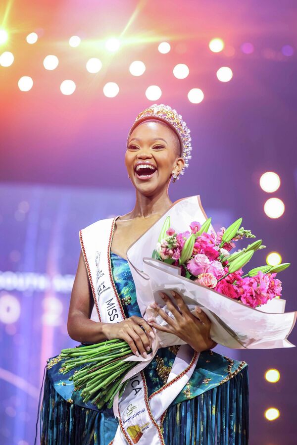 Өмнөд Африк, Претория - 10-Р САРЫН 25: 2025 оны Өмнөд Африкийн мисс тэмцээний ялагч Кхавекази Мазалени 2025 оны 10-р сарын 25-нд Өмнөд Африкийн Преториа хотод болох SA Miss 2025 тэмцээний финалын шоунд оролцов. Үндэсний хэмжээний гоо сайхны тэмцээн нь залуу эмэгтэйчүүдийг "Залуучуудыг чадавхжуулах Африк" хэмээх тэргүүлэх зорилгоо биелүүлэх замаар манлайлагч, өөрчлөлтийг авчирдаг. Өмнөд Африкийн мисс 2025 тэмцээн нь Өмнөд Африкийн мисс тэмцээний 67 дахь удаагийнх нь болно. (Зургийг ОЖ Колоти/Галло Имэйжс Getty Images-ээр дамжуулан авсан) Өмнөд Африк, Претория - 10-Р САРЫН 25: 2025 оны Өмнөд Африкийн мисс тэмцээний ялагч Кхавекази Мазалени 2025 оны 10-р сарын 25-нд Өмнөд Африкийн Преториа хотод болох SA Miss 2025 тэмцээний финалын шоунд оролцов. Үндэсний хэмжээний гоо сайхны тэмцээн нь залуу эмэгтэйчүүдийг "Залуучуудыг чадавхжуулах Африк" хэмээх тэргүүлэх зорилгоо биелүүлэх замаар манлайлагч, өөрчлөлтийг авчирдаг. Өмнөд Африкийн мисс 2025 тэмцээн нь Өмнөд Африкийн мисс тэмцээний 67 дахь удаагийнх нь болно. (Зургийг ОЖ Колоти/Галло Имэйжс Getty Images-ээр дамжуулан авсан) - Sputnik Монгол Улс