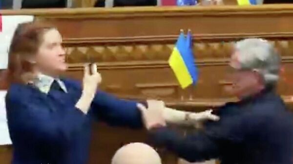 Украины Дээд Радын гишүүд депутат М.Безуглая индэрийг хаахыг оролдсоны дараа маргаан үүсгэжээ - Sputnik Монгол Улс