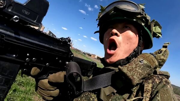 Хойд Солонгосын цэрэг Курск мужийн Суджанскийн дүүргийн нэгэн тосгоныг чөлөөлж байна. Видео бичлэгээс авсан зураг. Хамгийн өндөр чанартай. - Sputnik Монгол Улс