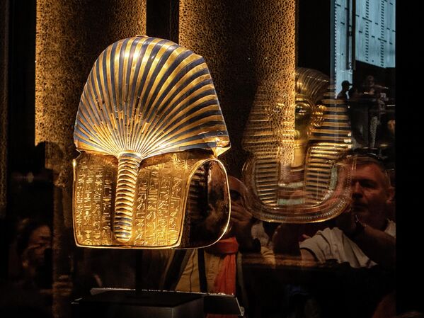 ГИЗА, ЕГИПЕТ - 11-р сарын 8: Эртний Египетийн хаан Тутанхамун (МЭӨ 1341-1323)-ын алтан оршуулгын баг 2025 оны 11-р сарын 8-нд Египетийн Гиза хотын Тутанхамун галерейд дэлгэгдэж байна. 11-р сарын 1-нд албан ёсоор нээгдсэн Египетийн Их Музей (GEM) нь 1922 онд фараоны бунхан нээгдсэнээс хойш анх удаа Тутанхамунтай холбоотой 5000 ширхэг эрдэнэсийн цуглуулга зэрэг хэдэн арван мянган эд өлгийн зүйлийг нэг дор дэлгэн үзүүлж байна. (Зураг: Али Мустафа/Getty Images) - Sputnik Монгол Улс
