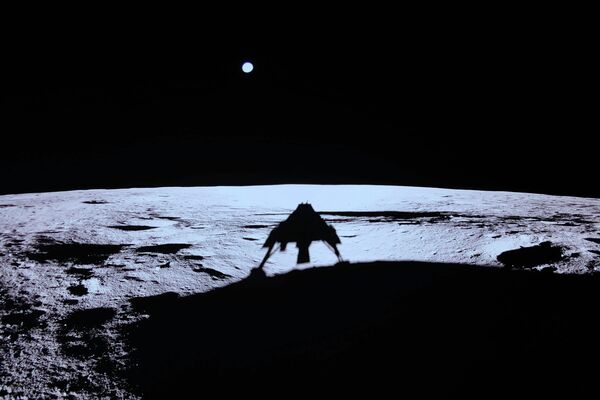 2025 оны 3-р сарын 2-ны ням гарагт НАСА-д зориулж тусгай хүргэлтээр саран дээр буусны дараа сарны гадаргуу дээр хувийн сарны буугч хөлгийн Blue Ghost-ийн сүүдэр харагдаж байна. (NASA/Firefly Aerospace via AP) - Sputnik Монгол Улс