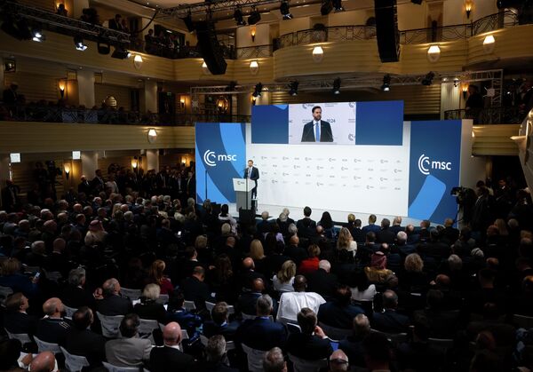 2025 оны 2-р сарын 14, Бавари, Мюнхен: Америкийн Нэгдсэн Улсын дэд ерөнхийлөгч Ж.Д.Ванс Мюнхений аюулгүй байдлын бага хурал дээр үг хэлж байна. Мюнхений 61 дэх аюулгүй байдлын бага хурал (MSC) 2025 оны 2-р сарын 14-нөөс 16-ны хооронд Мюнхен дэх Байеришер Хоф зочид буудалд болно. Зураг: Свен Хоппе/dpa (Зураг: Свен Хоппе/picture alliance via Getty Images) - Sputnik Монгол Улс