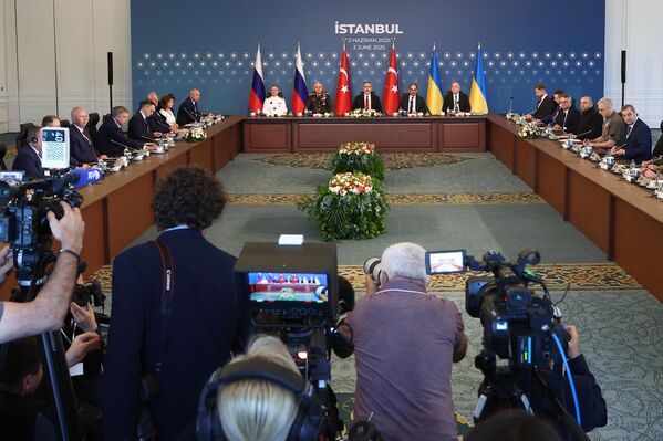 Истанбул дахь Чираган ордонд Орос, Украины төлөөлөгчдийн хоорондын шууд хэлэлцээ. - Sputnik Монгол Улс